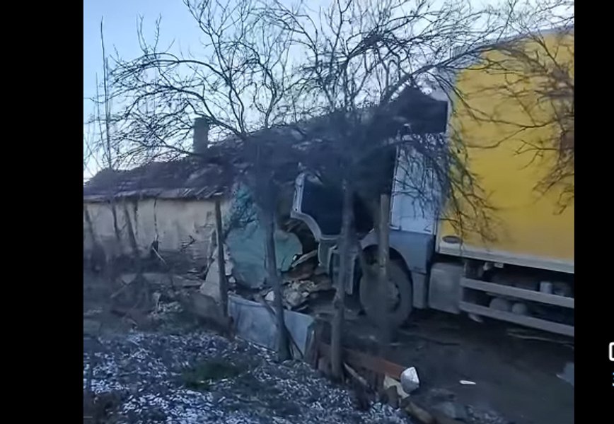 Momentul în care un TIR scăpat de sub control dărâmă casa unei bătrâne. Șoferul camionului era beat