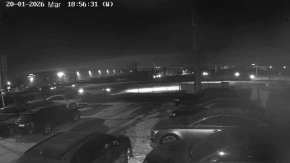 Momentul șocant în care un autoturism a fost lovit de tren pe ruta București Vest - Chiajna. Victima a fost extrasă inconștientă