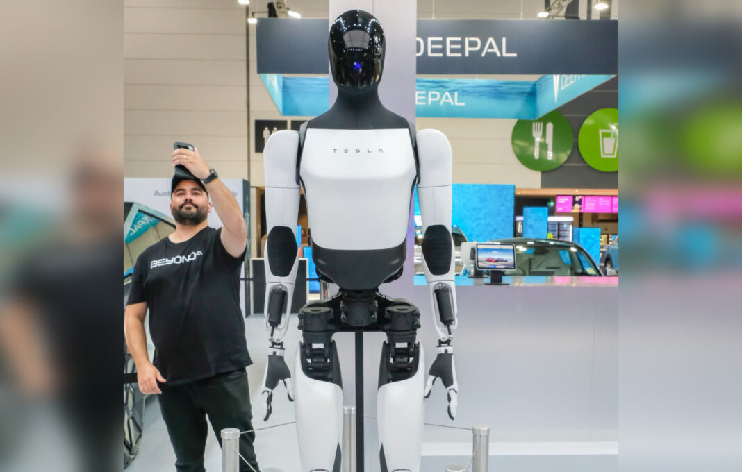  Musk susține că roboții Optimus vor îngriji bătrânii / „Nu există suficiente persoane care să aibă grijă de bătrânii noștri”
