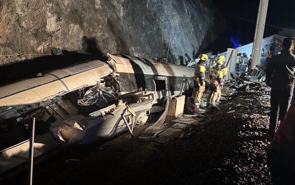 NEWS.ro: A crescut bilanţul teribilului accident feroviar din Spania: 21 de morţi. Două trenuri de mare viteză s-au ciocnit în apropiere de Adamuz
