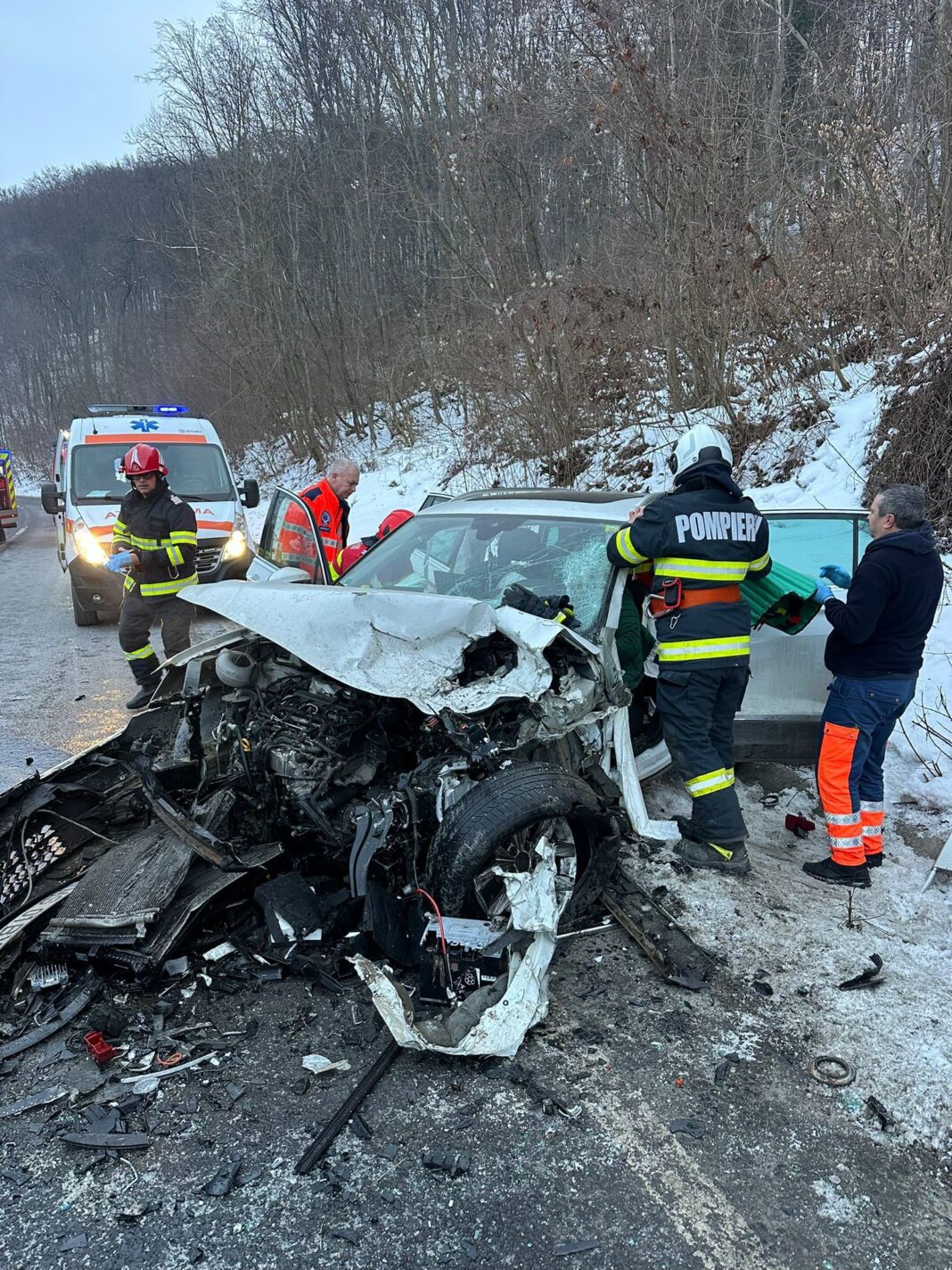 NEWS.ro: Accident pe DN 14, în judeţul Mureş – Două persoane au rămas încarcerate / Una este în stare gravă