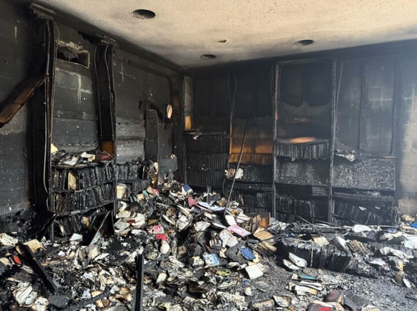 NEWS.ro: Administraţia Trump denunţă incendierea în weekend a unei sinagogi în Mississippi drept un ”act antisemit dezgustător”. Un tânăr de 19 ani, cu arsuri, arestat şi internat la un spital. Sinagoga congregaţiei Beth Israel, ţinta unui atac cu bombă KKK în 196