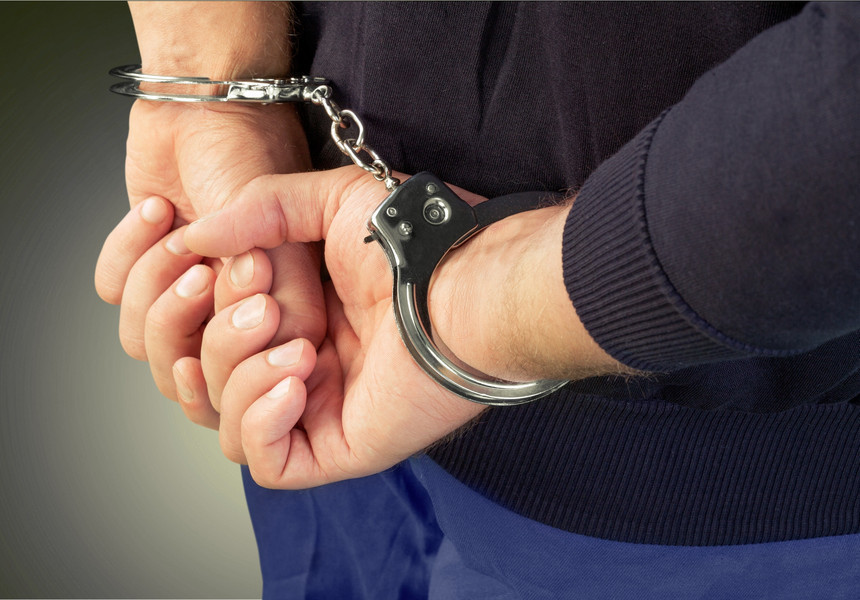 NEWS.ro: Agent din cadrul Poliţiei rutiere Ploieşti, reţinut pentru luare de mită. El ar fi primit bani de la un şofer care nu a acordat prioritate, pentru ca, în schimb, să nu îi reţină permisul de conducere