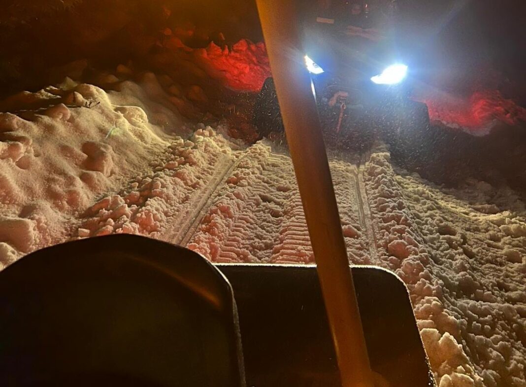 NEWS.ro: Alba: Doi tineri rămaşi blocaţi cu un autoturism în munţii Şureanu, după ce au fost direcţionaţi de o aplicaţie tip GPS pe un drum necirculabil, evacuaţi de către salvamontişti