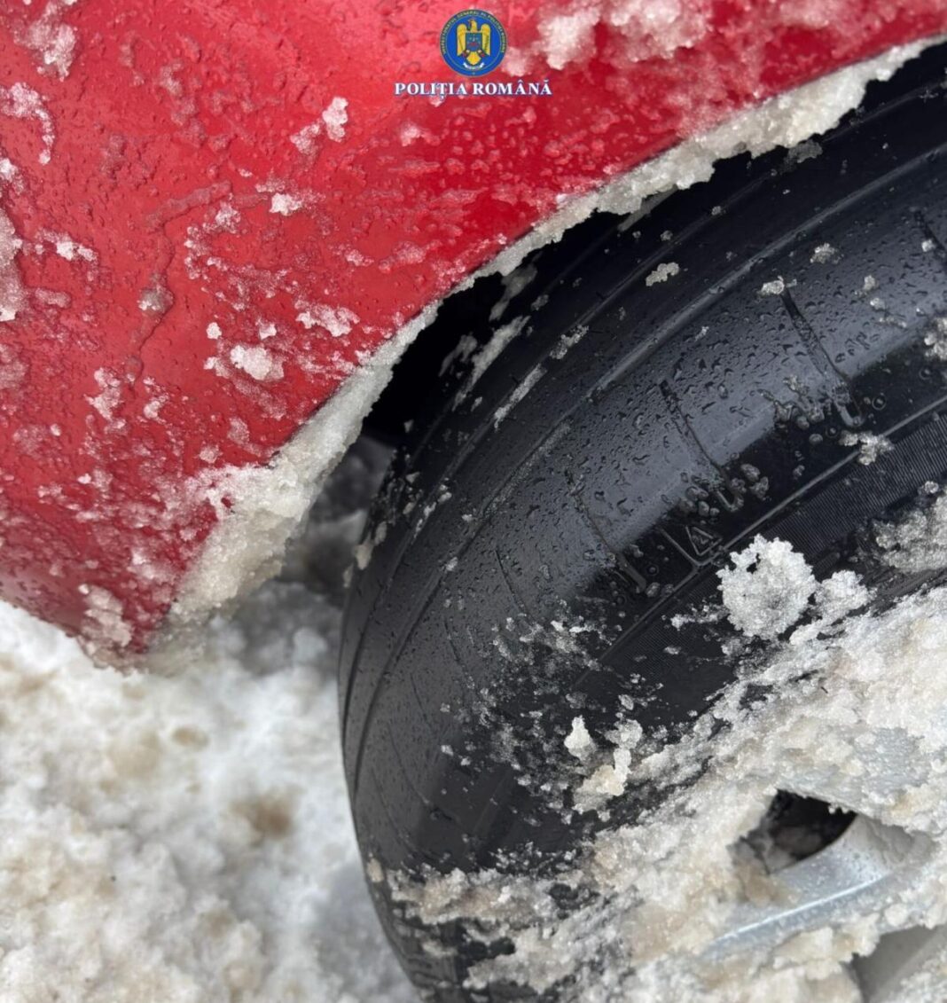 NEWS.ro: Amendă de peste 1800 de lei pentru o şoferiţă care a intrat pe autostrada acoperită de zăpadă cu un autoturism cu anvelope de vară. Sancţiunile pentru astfel de fapte ajung până la 4000 de lei FOTO