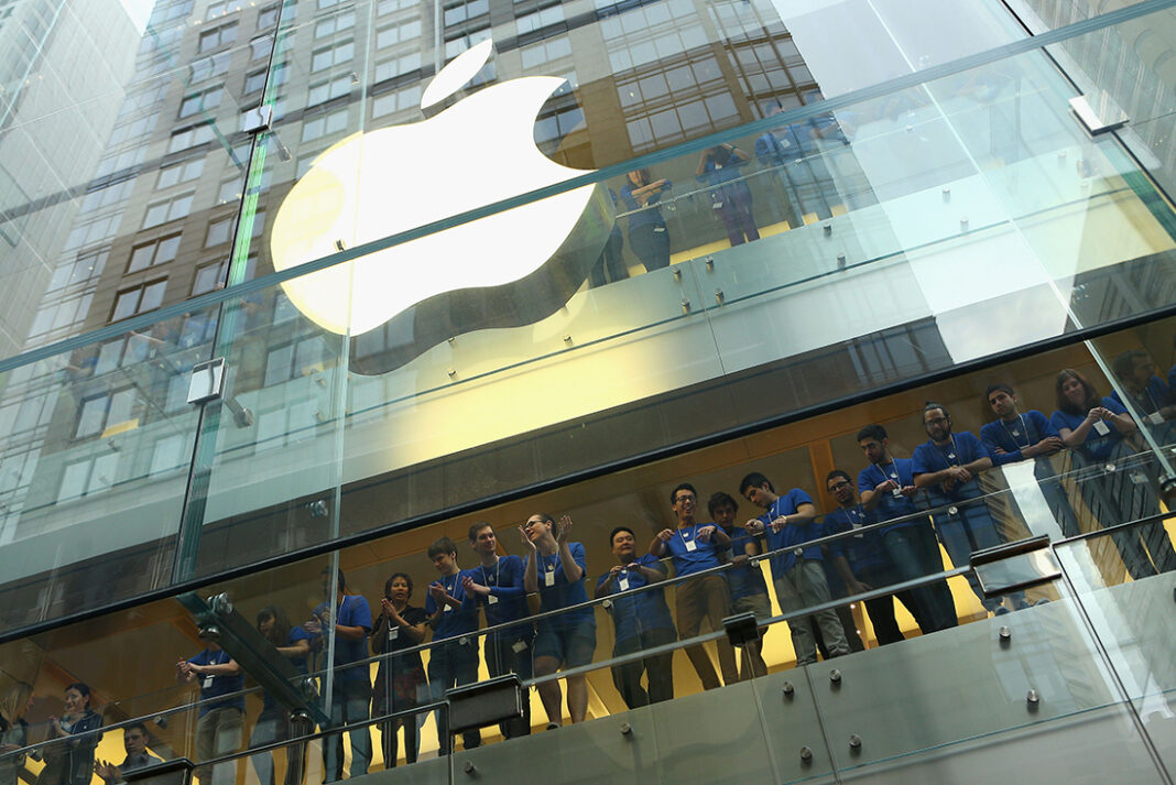 NEWS.ro: Apple ar lucra la un accesoriu AI purtat pe haine, similar unei insigne