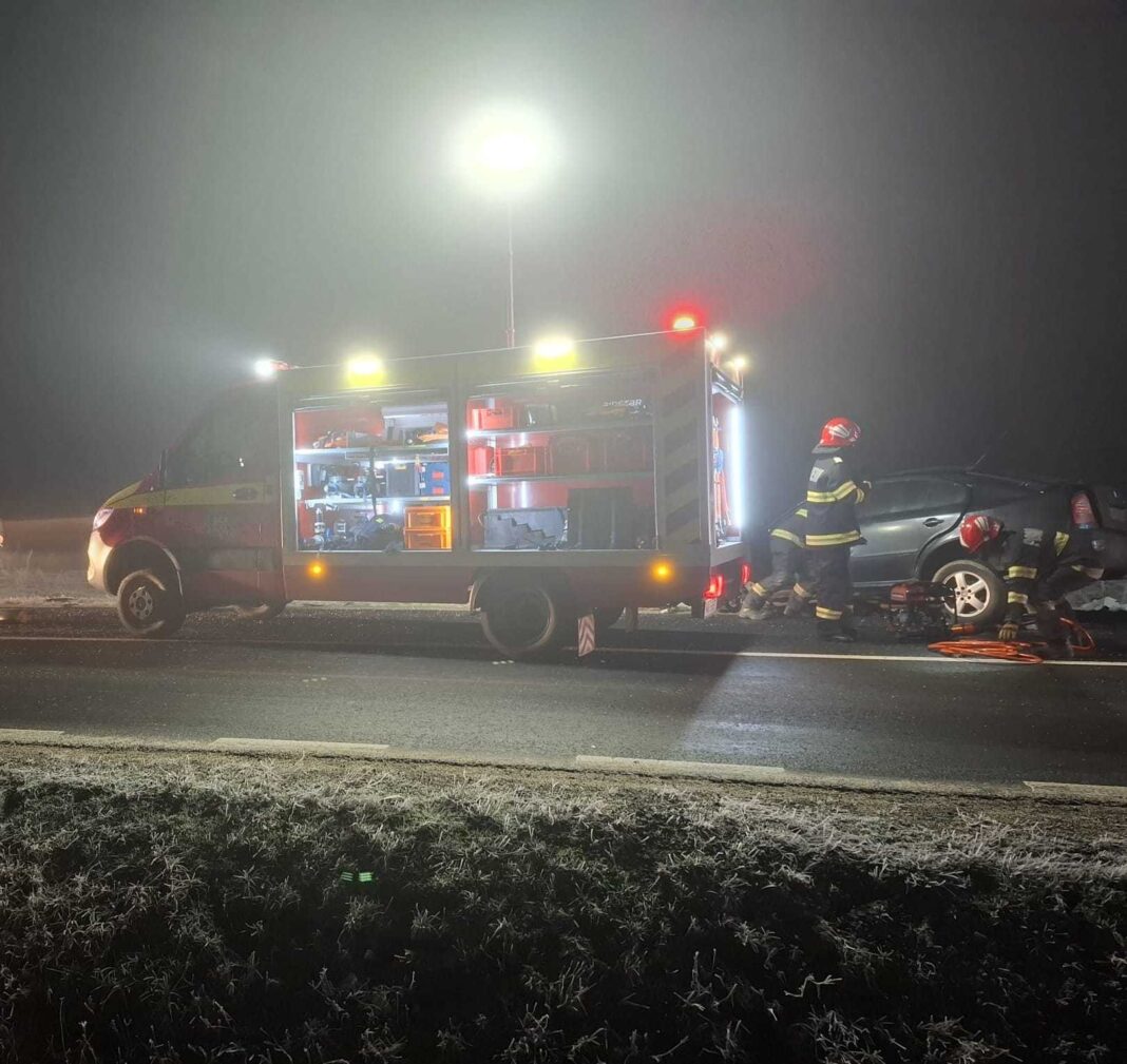 NEWS.ro: Arad: Un mort şi cinci răniţi în urma unui accident rutier în care au fost implicate patru maşini - FOTO