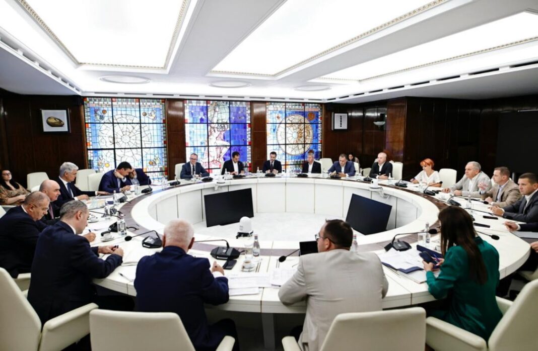 NEWS.ro: Asociaţia Municipiilor din România, precizări privind modificarea impozitelor şi taxelor locale pentru anul 2026/ AMR cere Guvernului să organizeze consultări cu structurile asociative ale administraţiei publice locale în pregătirea bugetului