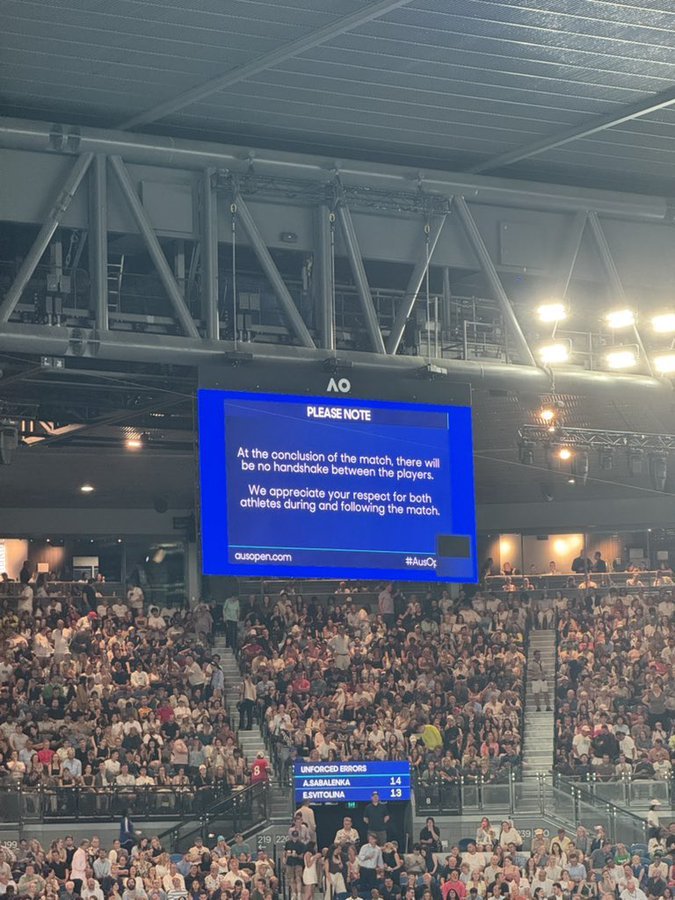 NEWS.ro: Australian Open: Mesaj afişat pe ecranul de la Rod Laver Arena pentru a anunţa lipsa strângerii de mână între Sabalenka şi Svitolina