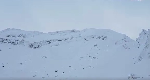 NEWS.ro: Avalanşă de mari dimensiuni, declanşată accidental de doi schiori în Munţii Făgăraş, zona Bâlea Lac / Ei au scăpat fără leziuni fizice, reuşind să se retragă în siguranţă