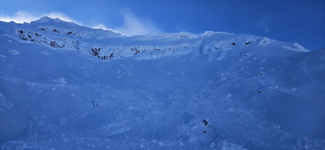 NEWS.ro: Avalanşă de mari dimensiuni la Mâlea Lac, una dintre cele mai mari din ultimii cinci ani / În zona înaltă s-au format plăci de vânt de dimensiuni semnificative / Recomandările Salvamont - FOTO