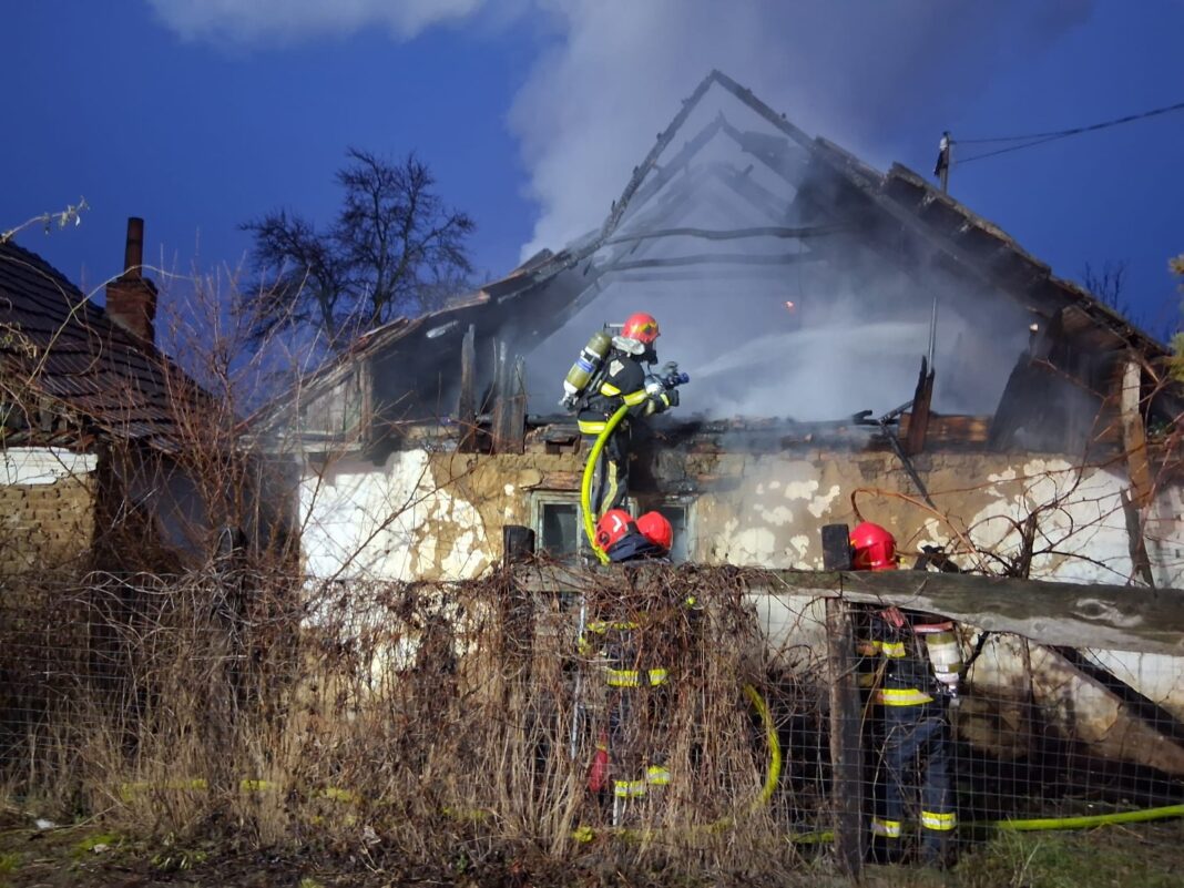 NEWS.ro: Bihor: Bărbat în vârstă de 72 de ani, mort în urma unui incendiu provocat, cel mai probabil, de jarul căzut din sobă - FOTO