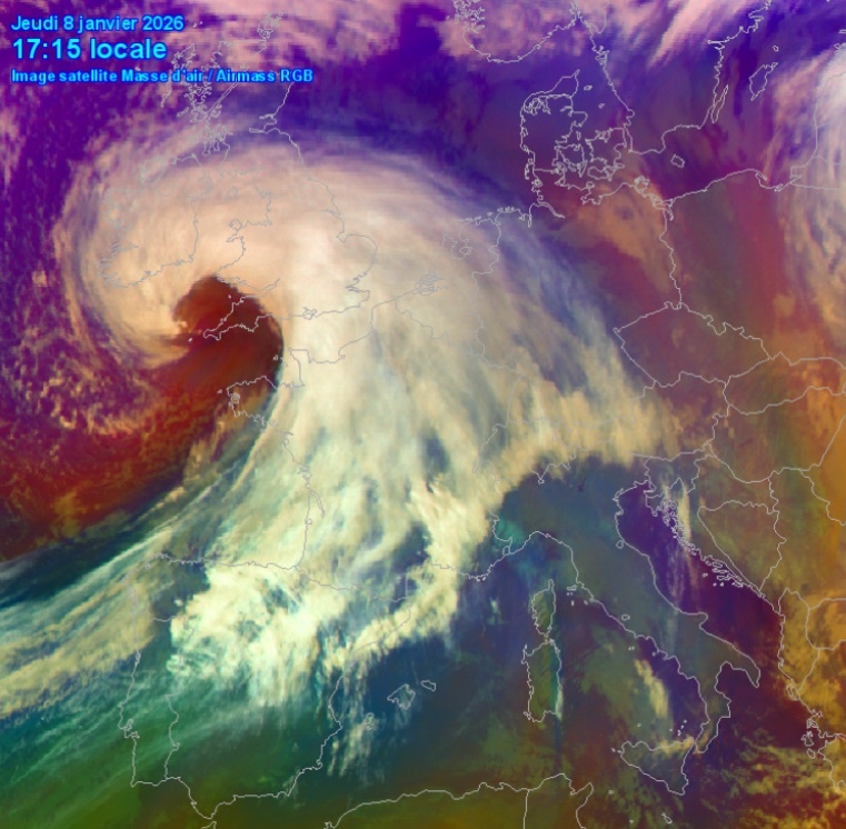 NEWS.ro: „Bombă meteorologică”. Cu rafale de 160 km/h şi valuri de până la 9 metri furtuna Goretti declanşează coduri roşii în Franţa şi Anglia