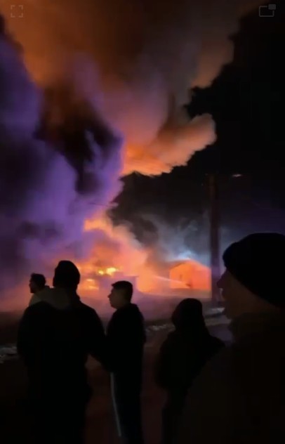 NEWS.ro: Botoşani: Incendiu puternic la un depozit de materiale combustibile, un service auto şi o vopsitorie/ Există riscul ca flăcările să se extindă la casele din apropiere - VIDEO