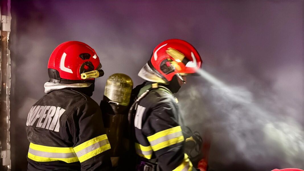 NEWS.ro: Botoşani: Pompierii au stins incendiul care a cuprins un depozit de materiale combustibile, un service auto şi o vopsitorie şi urmează să stabilească de la ce a pornit focul / Clădirea afectată aparţine Primăriei Albeşti