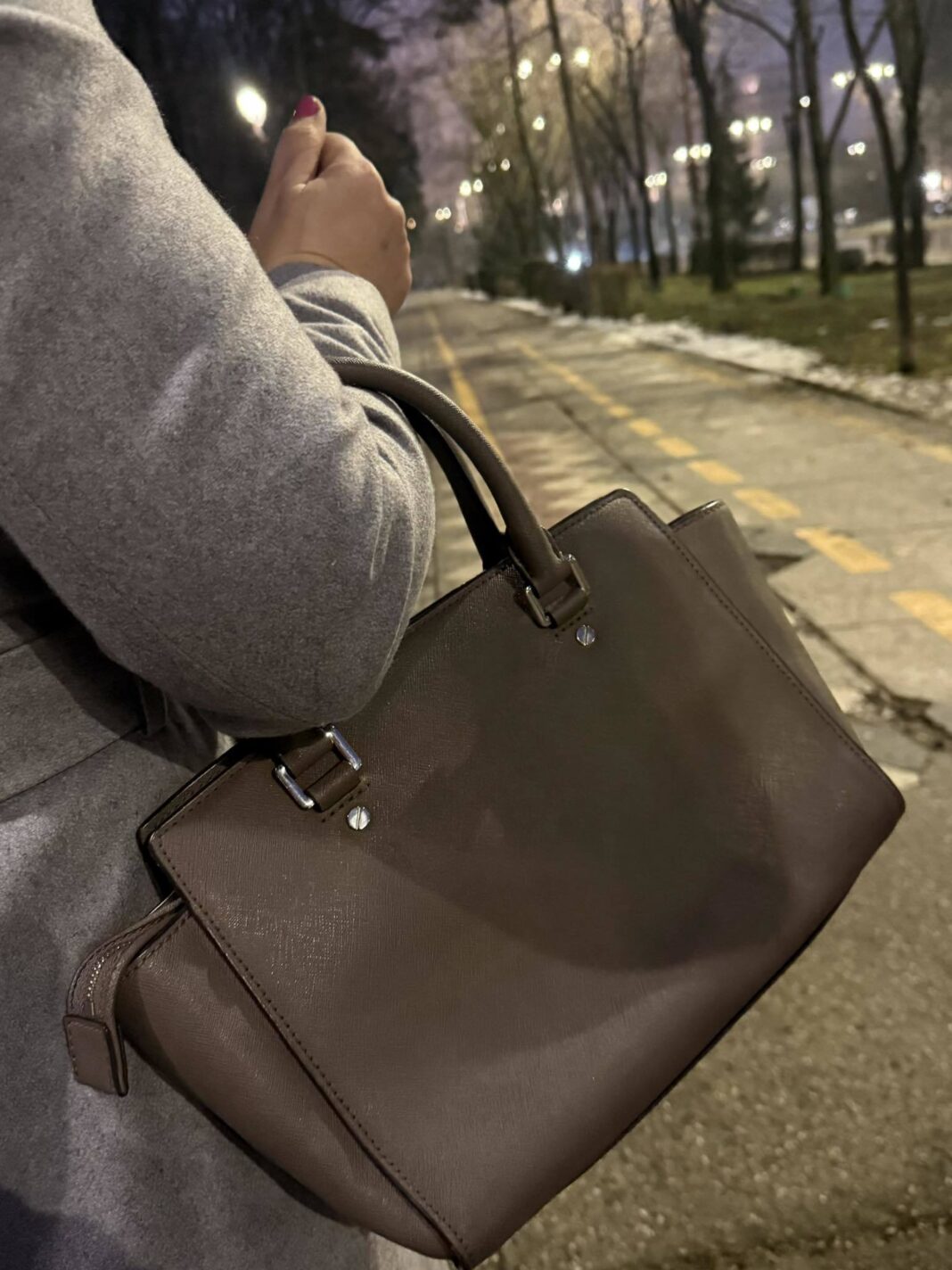 NEWS.ro: Bucureşti: Tânăr, reţinut după ce i-a smuls geanta unei femei şi a fugit/ Prejudiciul, estimat la 3.000 de lei