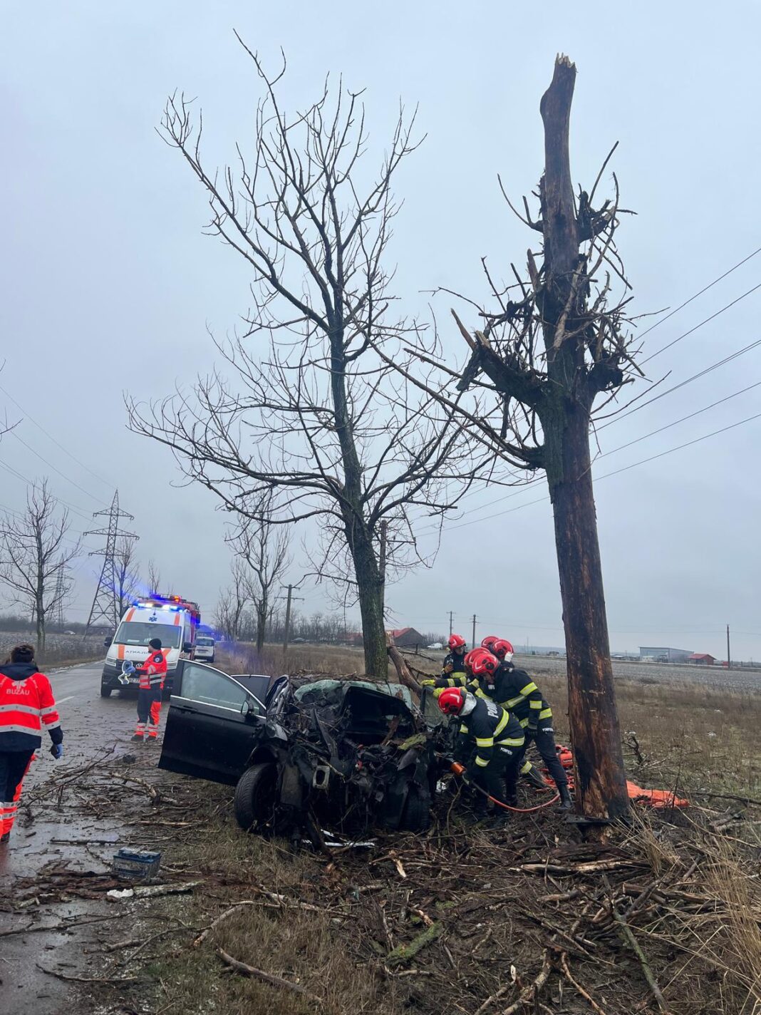 NEWS.ro: Buzău: Un bărbat a murit după ce autoturismul pe care îl conducea s-a izbit de un copac de pe marginea drumului