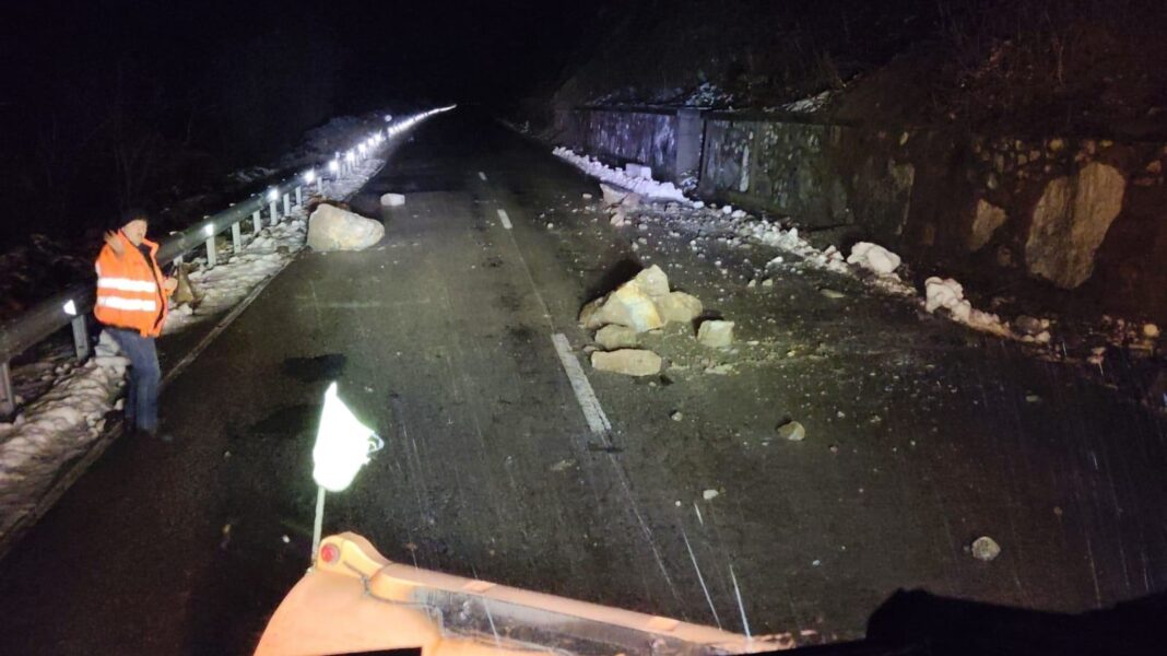 NEWS.ro: Căderi de pietre pe DN 57 / Intervin echipaje ale Direcţiei Regionale de Drumuri şi Poduri Craiova