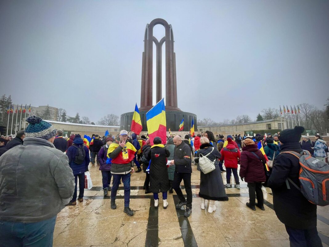 NEWS.ro: Călin Georgescu a depus o coroană de flori la Monumentul Ostaşului Necunoscut din Parcul Carol I din Bucureşti / Zeci de susţinători s-au strâns şi scandează: ”Călin Georgescu este preşedinte” / Dispozitiv de jandarmi