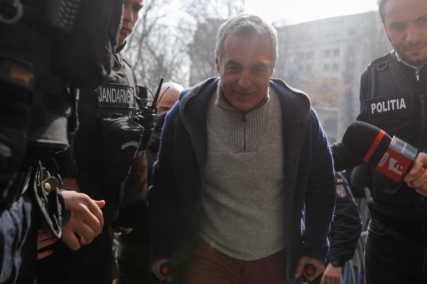 NEWS.ro: Călin Georgescu, Horaţiu Potra şi ceilalţi 20 de inculpaţi din dosarul în care sunt acuzaţi de acţiuni împotriva ordinii constituţionale, aduşi la Curtea de Apel Bucureşti / Judecata, în cameră preliminară