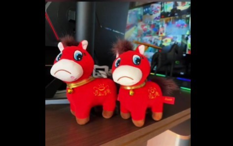 NEWS.ro: „Căluţul plângăcios”, jucăria momentului. S-a născut dintr-un accident, dar a cucerit inimile chinezilor care aşteaptă Anul Calului de foc