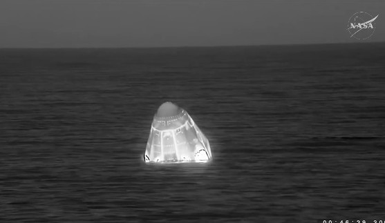 NEWS.ro: Capsula cu cei patru astronauţi de pe Staţia Spaţială Internaţională, dintre care unul bolnav, a ajuns pe Pământ. Este pentru prima oară în istorie când se face o evacuare de pe ISS din motive medicale