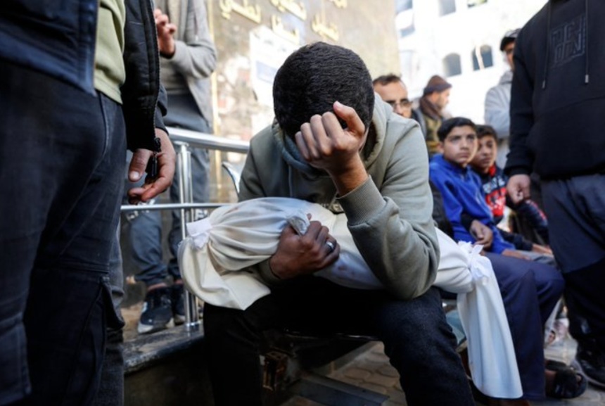 NEWS.ro: Cel puţin 13 morţi, inclusiv cinci copii, în Fâşia Gaza, în atacuri cu dronă şi aeriene, acuză Apărarea Civilă