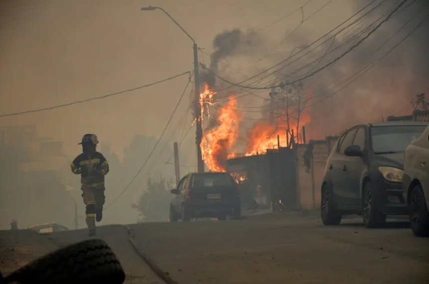 NEWS.ro: Cel puţin 19 morţi în sudul Chile, în regiunile Ñuble şi Biobio. Interdicţie de circulaţie pe timpul nopţii în oraşele Lirquén şi Penco, cele mai afectate de sinistru. Starea de ”catastrofă naturală”, decretată, 50.000 de evacuaţi
