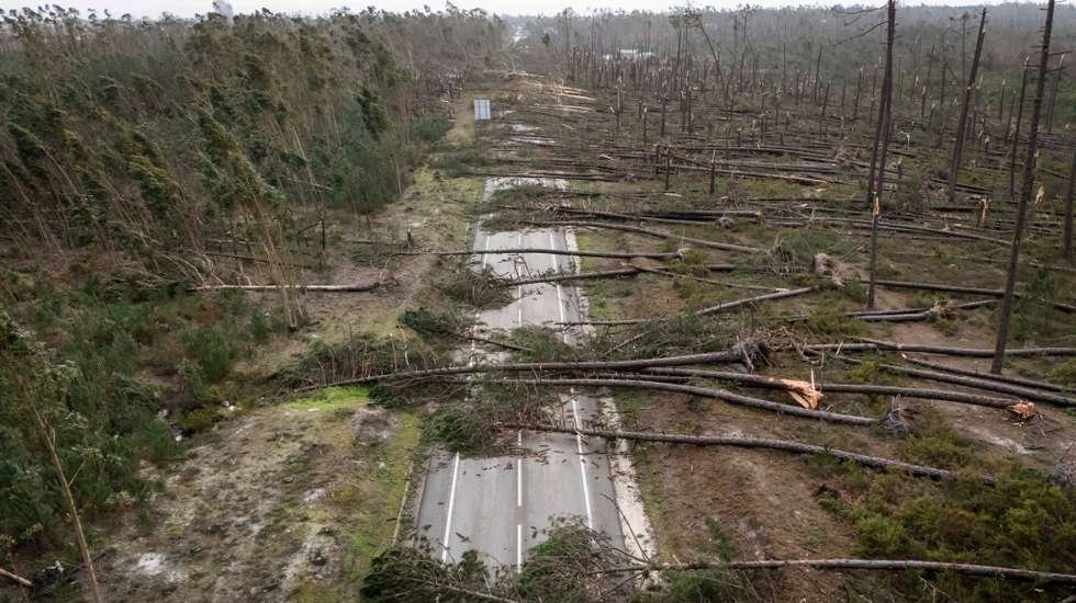 NEWS.ro: Cel puţin cinci persoane au murit după ce furtuna Kristin a lovit Portugalia. Primar: Impactul este similar cu cel pe care l-ar avea o bombă în oraşul nostru, cu distrugeri masive