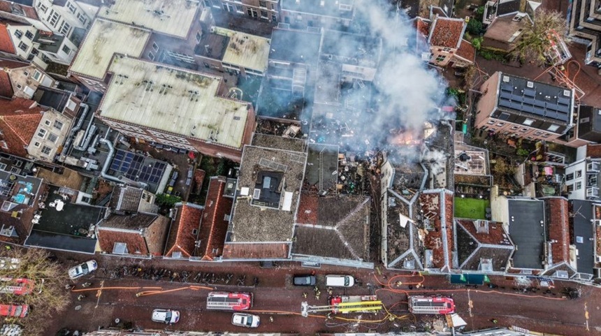NEWS.ro: Cel puţin un rănit în Olanda, într-o ”explozie uriaşă” urmată de un incendiu în centrul Utrechtului. ”Este posibil ca persoane să fie în continuare îngropate sub dărâmături”, declară primarul Sharon Dijksma