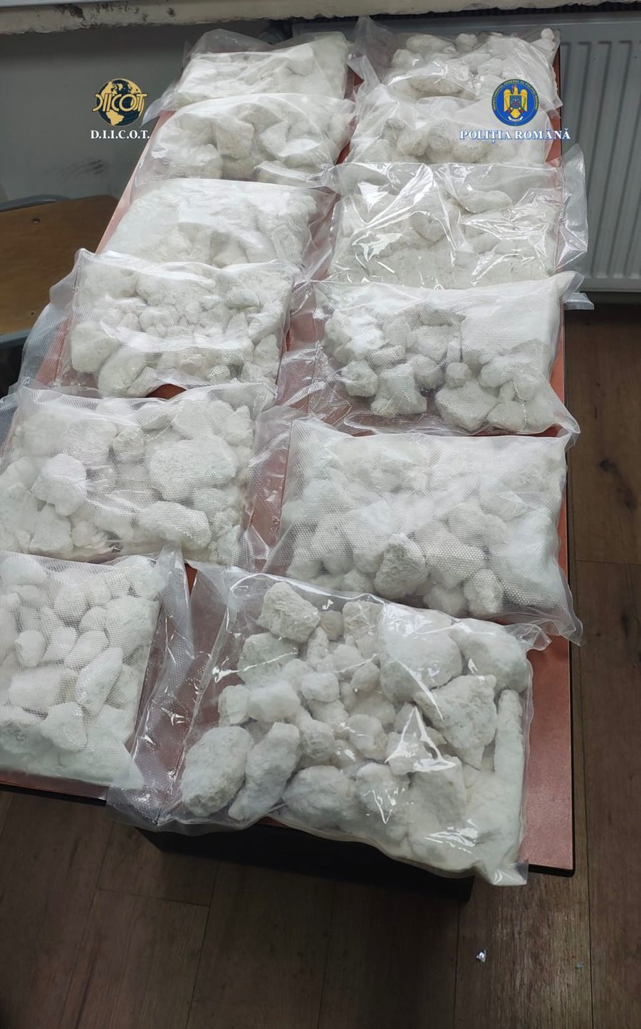NEWS.ro: Cetăţean olandez prins în flagrant cu 12 kilograme din aşa-numitul ”drog zombie”, reţinut / Bărbatul se afla într-un taxi, în Bucureşti, cu două trolere pline cu substanţă