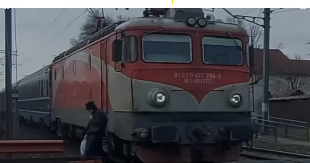 NEWS.ro: CFR S.A. atrage atenţia asupra ”comportamentelor periculoase” la o trecere la nivel cu calea ferată/ Un şofer care forţează trecerea, în timp ce barierele coboară, şi un pieton care traversează prin faţa unui tren care se apropie - VIDEO