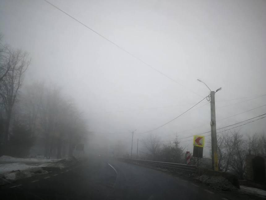 NEWS.ro: Circulaţie îngreunată de ceaţa densă pe drumuri din judeţele Argeş, Constanţa, Tulcea, Gorj, Vâlcea, Dolj, Olt şi Galaţi/ Vizibilitatea, pe alocuri mai mică de 50 de metri/ Se poate forma şi gheţuş