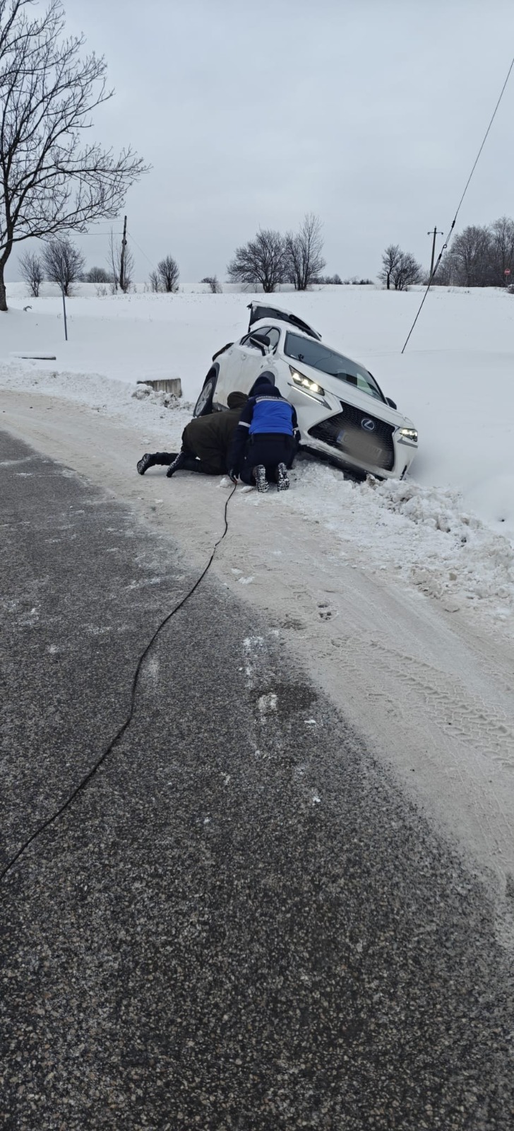NEWS.ro: Cluj: Autoturism în care se afla o familie cu doi copii, scos cu ajutorul jandarmilor dintr-un şanţ în care derapase - FOTO