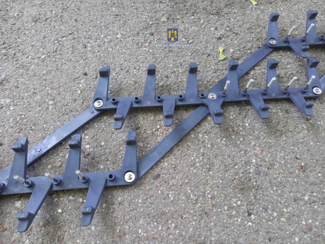 NEWS.ro: Cluj: Bărbat fără permis de conducere şi cu antecedente penale, prins după o urmărire. Poliţiştii au folosit dispozitivul de tip „spike” pentru a opri autovehiculul furat pe are acesta îl conducea