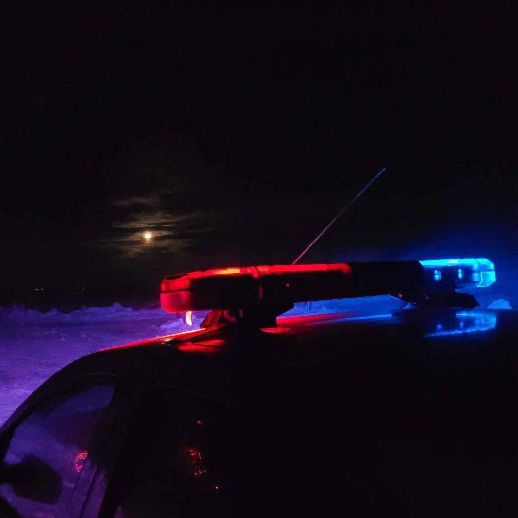 NEWS.ro: Cluj: Un bărbat cu permisul anulat pentru infracţuni rutiere s-a urcat la volanul unei maşini după ce a băut / A refuzat să oprească la semnalul poliţiştilor, fiind urmărit / În maşină se aflau o femeie şi 7 copii cu vârste cuprinse între 8 luni şi 14 ani