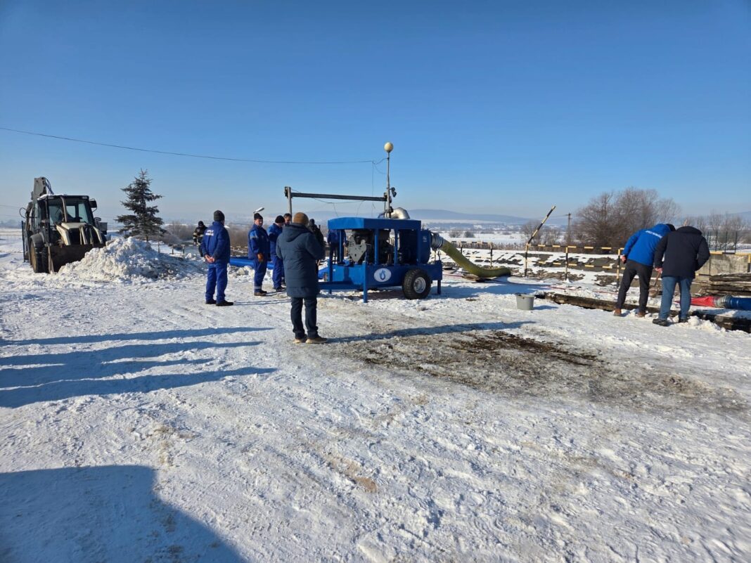 NEWS.ro: Continuă intervenţiile la Priza de Apă Gurghiu, judeţul Mureş, unde s-au format pod de gheaţă şi depuneri / Motopompe de mare capacitete funcţionează neîntrerupt pentru a asigura alimentarea cu apă a consumatorilor din Reghin şi localităţile limitrofe