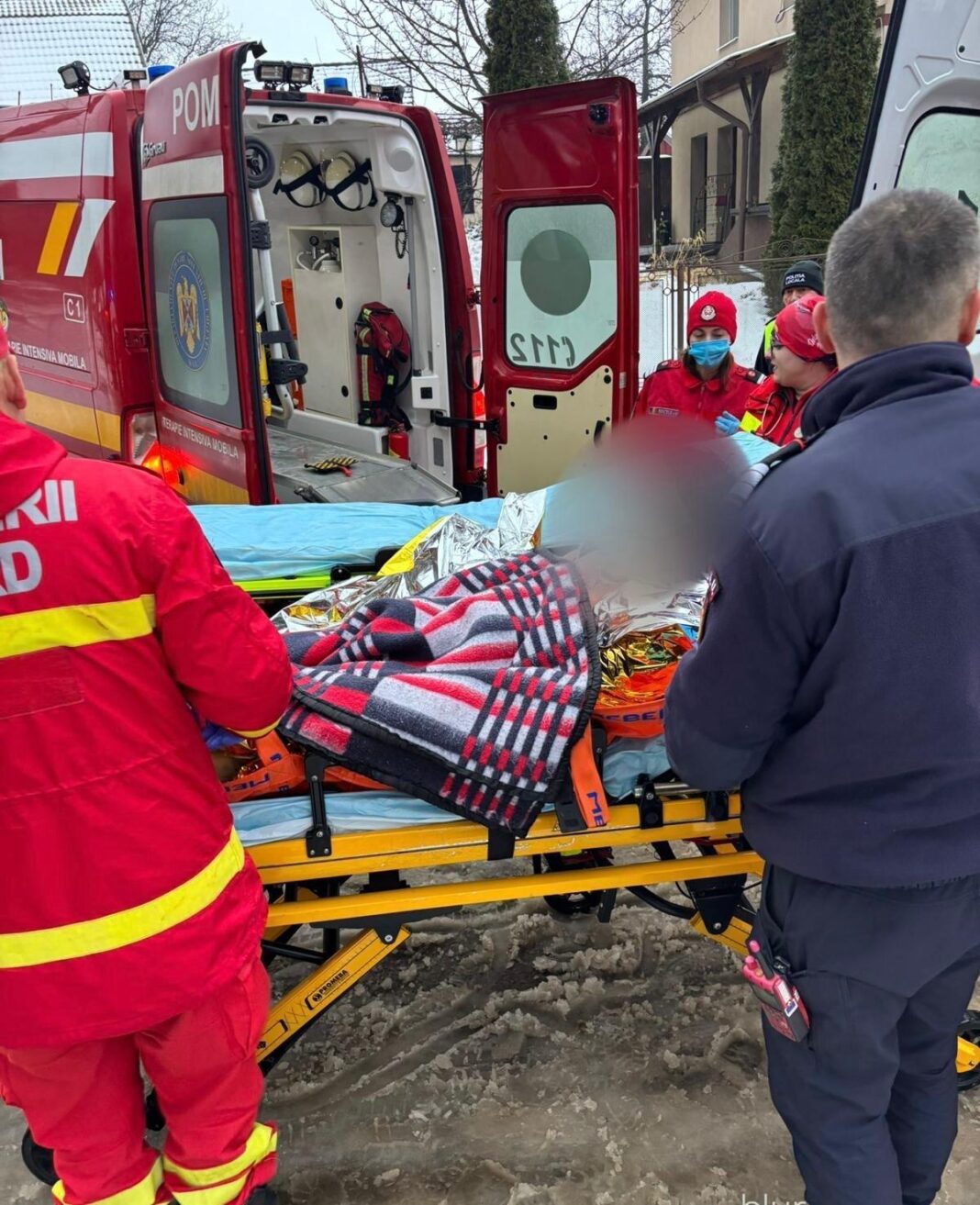 NEWS.ro: Covasna: Doi bărbaţi, transportaţi la spital cu arsuri după ce au aruncat benzină într-o sobă în care era jar