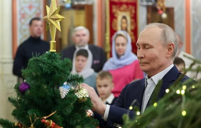NEWS.ro: Crăciun în Rusia - Putin a participat la o slujbă care a durat toată noaptea / Preşedintele rus a transmis urări credincioşilor care sărbătoresc Crăciunul pe rit vechi