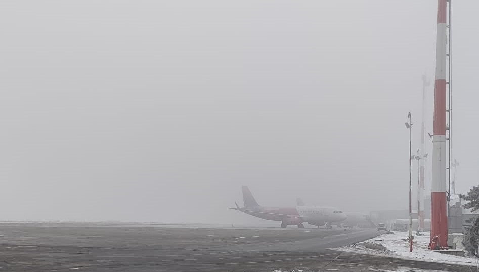 NEWS.ro: Cursa Tarom Bucureşti-Iaşi a fost anulată din cauza ceţii de pe aeroportul ieşean. Două zboruri Ryanair de la Paris şi Bruxelles au fost redirecţionate către Timişoara