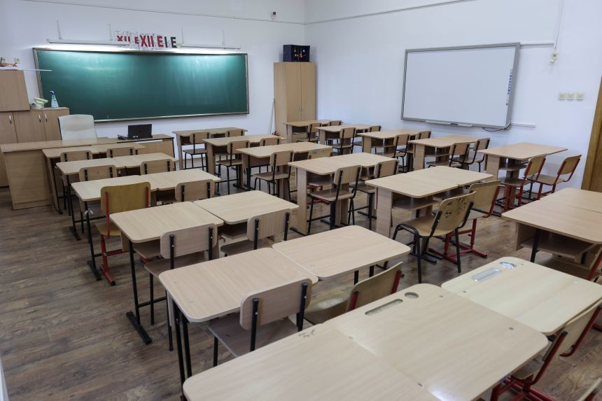 NEWS.ro: Cursuri suspendate, joi şi vineri, în şase unităţi de învăţământ din judeţele Hunedoara, Mehedinţi şi Sălaj, din cauza întreruperilor în furnizarea electricităţii şi a încălzirii sau a drumurilor impracticabile