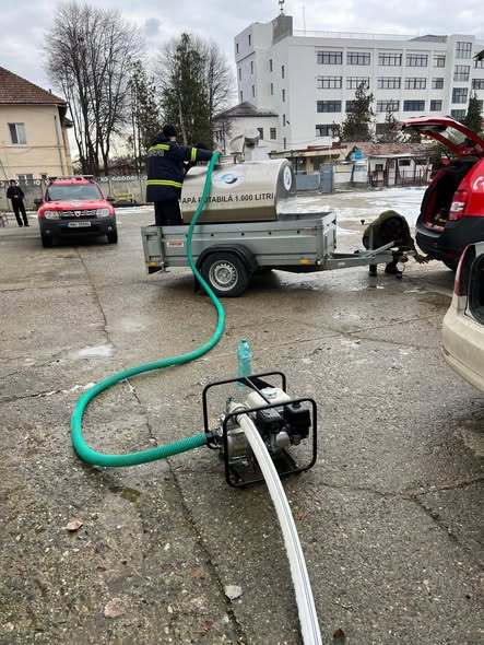 NEWS.ro: Departamentul pentru Situaţii de Urgenţă, misiune de sprijin pentru comunităţile din judeţul Braşov afectate de întreruperea furnizării apei potabile, în urma unui incident ecologic /  Aproximativ 11.000 de consumatori sunt afectaţi, din 4 localităţi