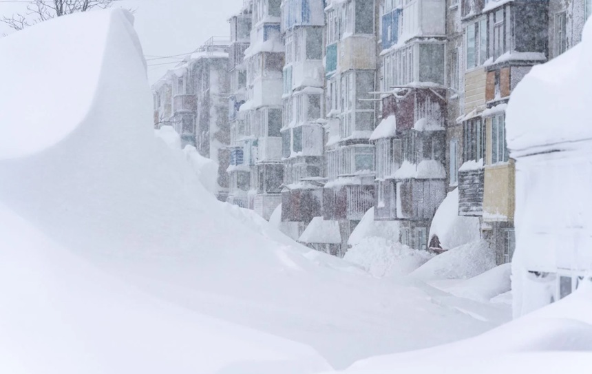 NEWS.ro: Doi bărbaţi mor în Rusia, striviţi de zăpadă căzută de pe acoperişuri, în Kamceatka, unde nămeţi ajung până la etajul doi. Moscova trimite armata să deszăpezească drumuri acoperite de troiene de până la patru metri înălţime. Stare de urgenţă la Petropavlo
