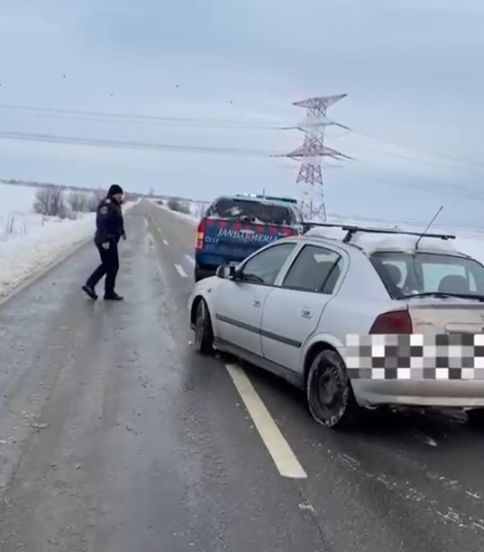 NEWS.ro: Dolj: Intervenţie a jandarmilor pentru deblocarea unui autoturism care a derapat şi a rămas în zăpadă - VIDEO