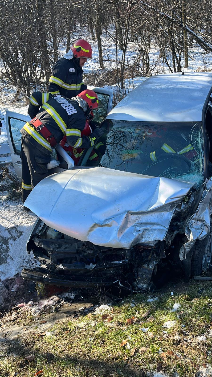 NEWS.ro: Dolj: Trei persoane, rănite după ce două maşini s-au ciocnit pe DN 79/ A fost solicitată intervenţia elicopterului SMURD - FOTO, VIDEO