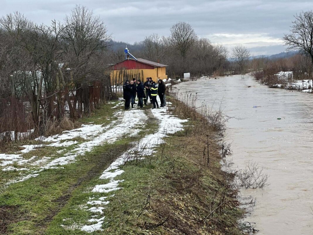 NEWS.ro: Dolj: Un drum judeţean afectat de inundaţiile de marţi rămâne închis, al doilea a fost redat circulaţiei. Nivelul unor cursuri de apă este în creştere, însă nu sunt probleme - FOTO