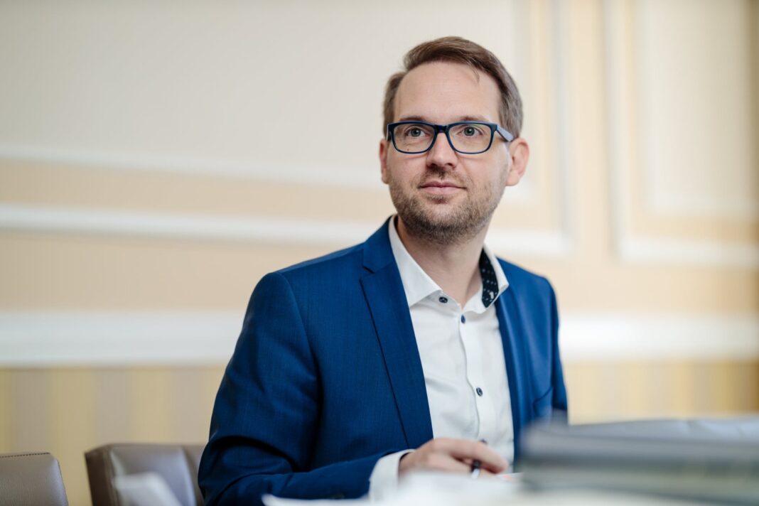 NEWS.ro: Dominic Fritz: În continuare o să fie o coaliţie în care avem o parte care îşi doreşte să păstreze cât mai mult timp status quo-ul, pentru că sunt cei care menţin o reţea de privilegiaţi în statul român