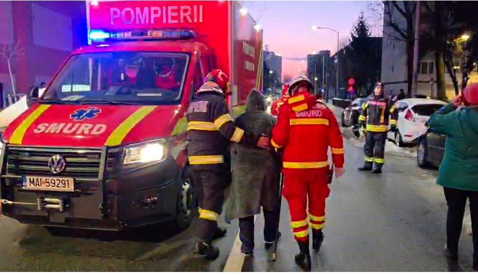 NEWS.ro: Două persoane au fost rănite în urma unei explozii produse într-un bloc din Alba Iulia / 20 de persoane au fost evacuate - FOTO