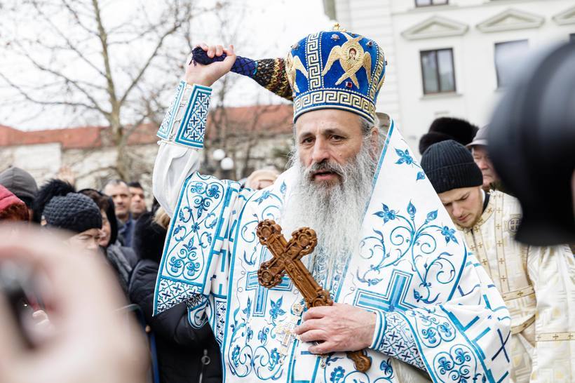 NEWS.ro: Douăzeci de butoaie cu apă sfinţită de câte 500 de litri au fost pregătite, de Bobotează, pentru credincioşi, la Catedrala Mitropolitană din Iaşi
