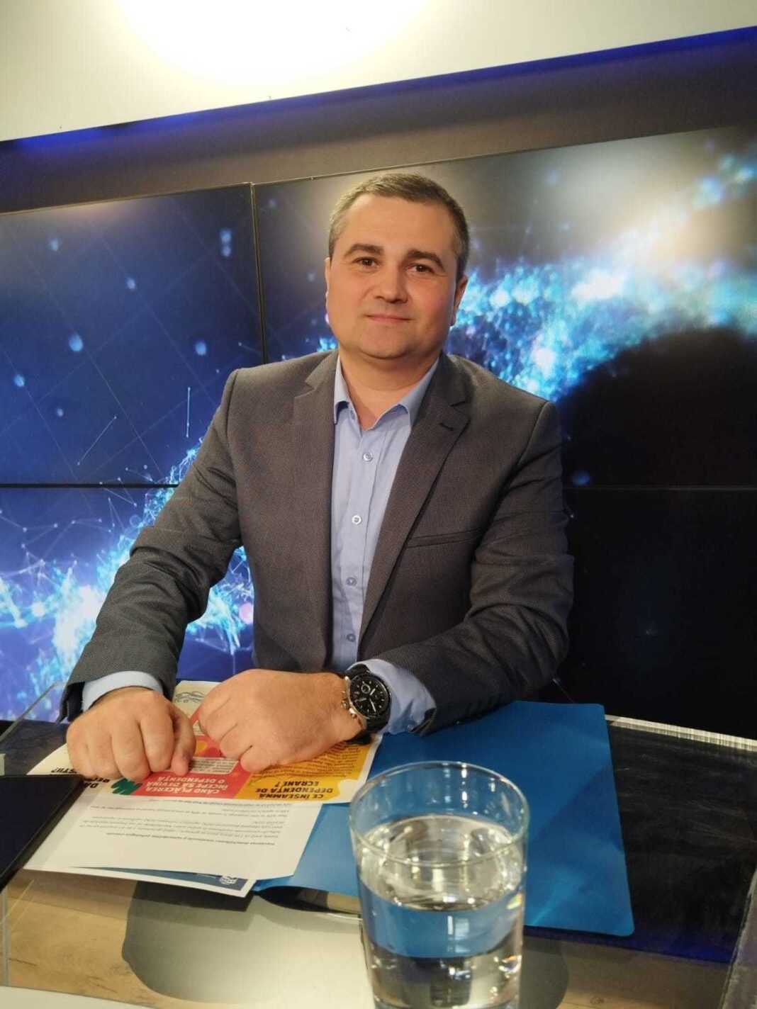 NEWS.ro: Dr. Ciprian Ursu (INSP): Vedem destul de des copii mai mici de doi ani cu telefonul în faţă. Telefonul nu se recomandă la vârste atât de mici, iar la vârste mai mari e nevoie de limită şi de pauze